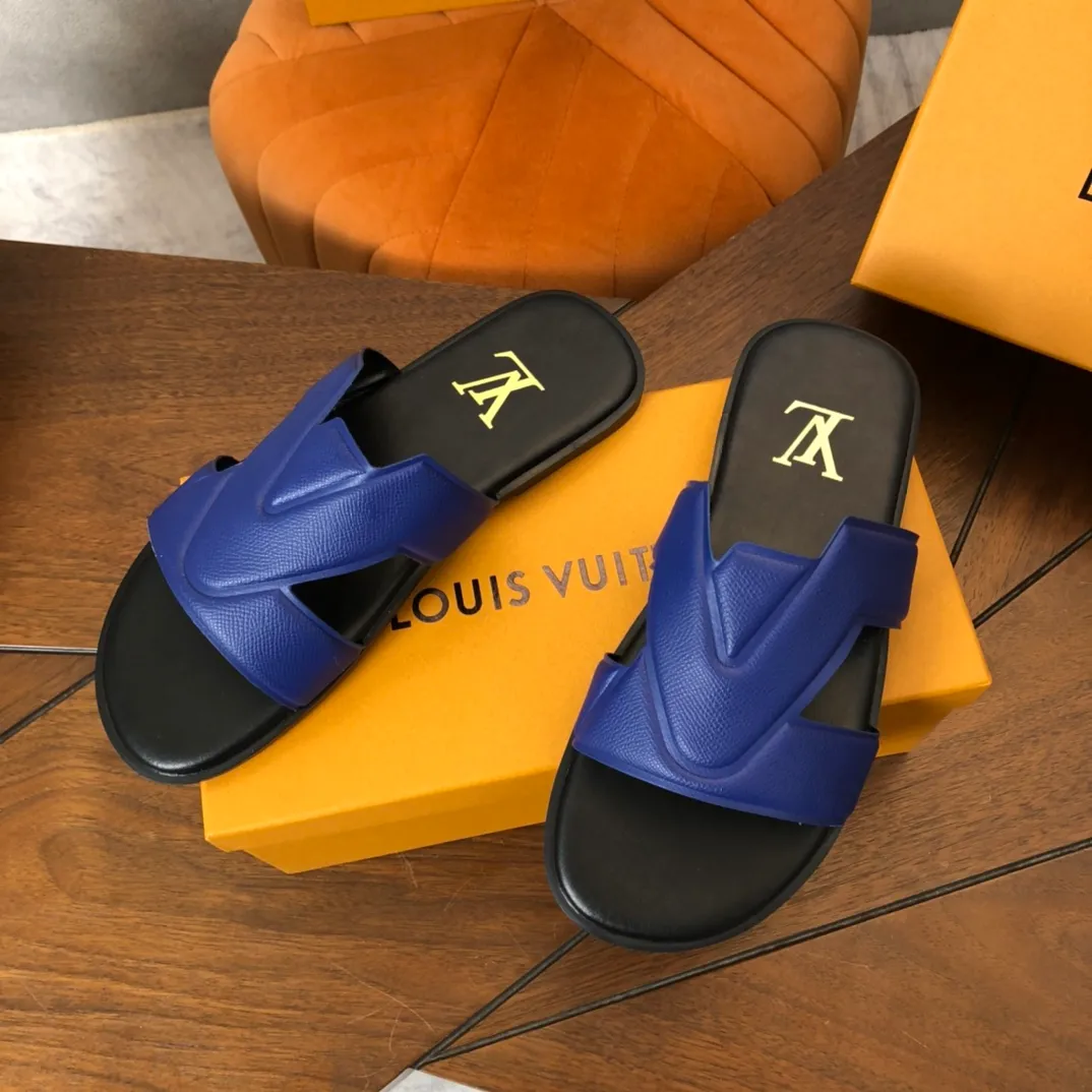 Factory price: 270💰LV counters are selling new brand luxury men's slippers, casual, loose and comfortable. The must-have model in the picture above [Happy][Happy], multiple colors available Size: 38-44, customized 45